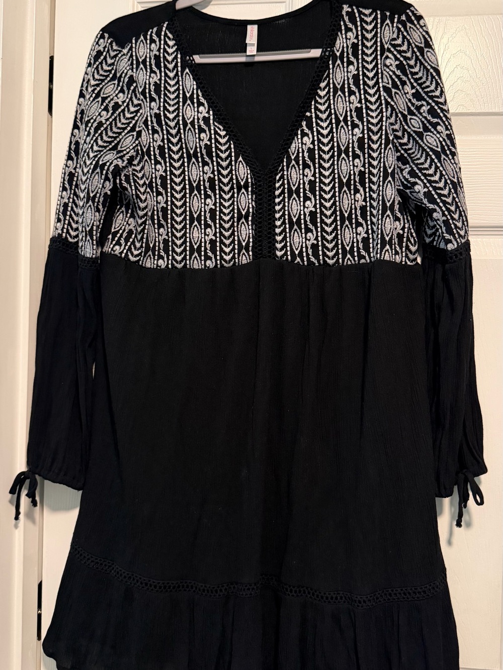 Black & White Patterned V-Neck Women's Top Dress xhilaration L